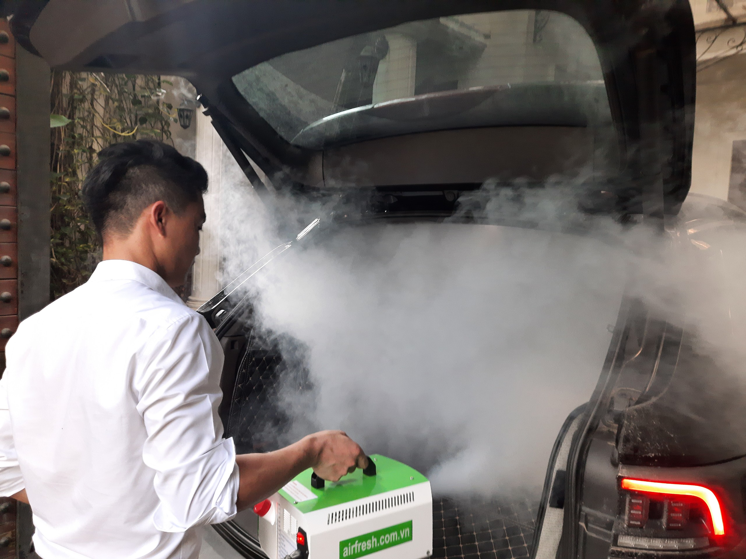 Khử mùi xe ô tô triệt để bằng thiết bị và dung dịch của Auto Airfresh
