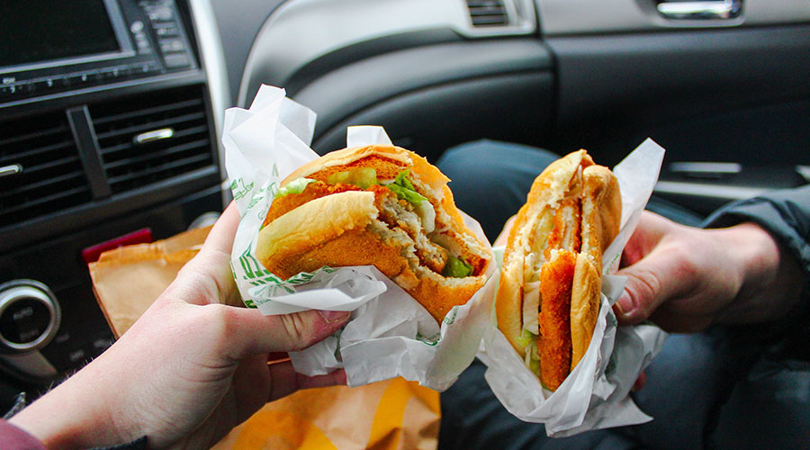 Bạn có biết nguyên nhân gây mùi ẩm mốc trong xe ô tô bắt nguồn từ việc ăn uống trong xe