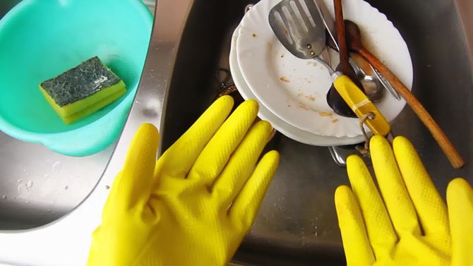 Sử dụng găng tay để rửa bát đĩa khi nhà có F0